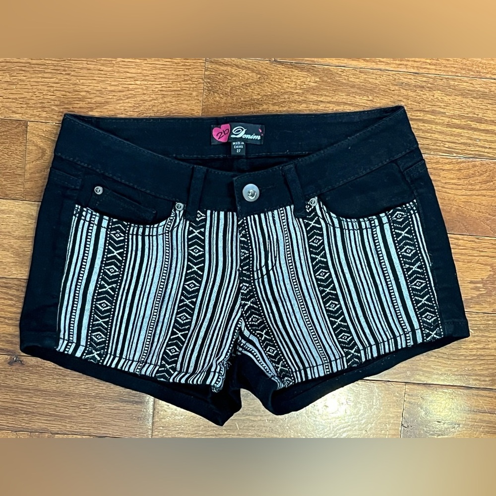 2B Denim Boho Black Short Shorts Tribal Print Front Panels Women’s 27 Preowned